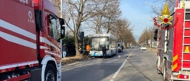 Autobus in fiamme, paura a Forlì: i passeggeri si salvano