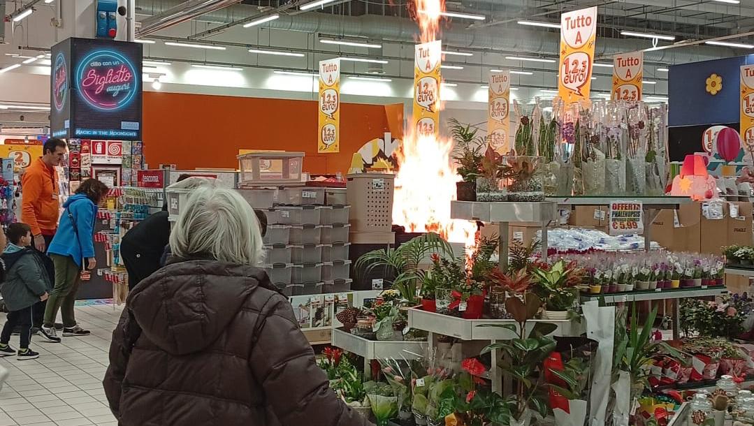 Incendio alle Befane di Rimini, fuga dal supermercato