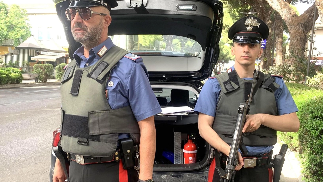 Una pattuglia di carabinieri di Cesenatico in servizio in viale Roma