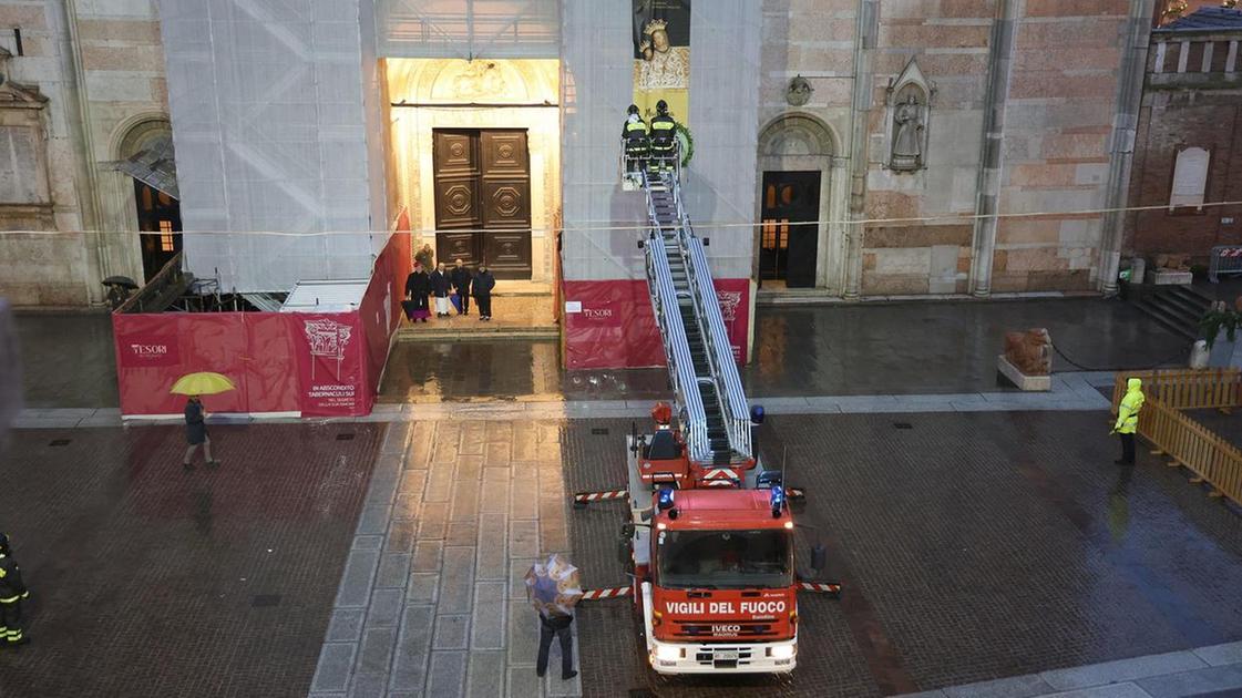 La pioggia bagna la festa. L’albero di Natale accende una piazza quasi deserta. Ma scattano gli applausi