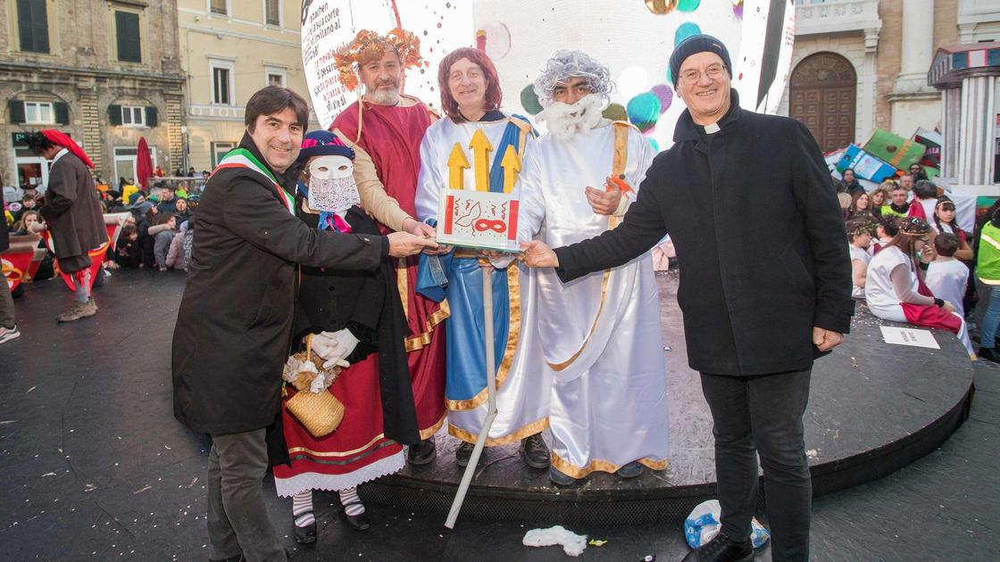 I Bur... dei dell’Olimpo. I ragazzi di Pesaro sfilano nella festa più allegra