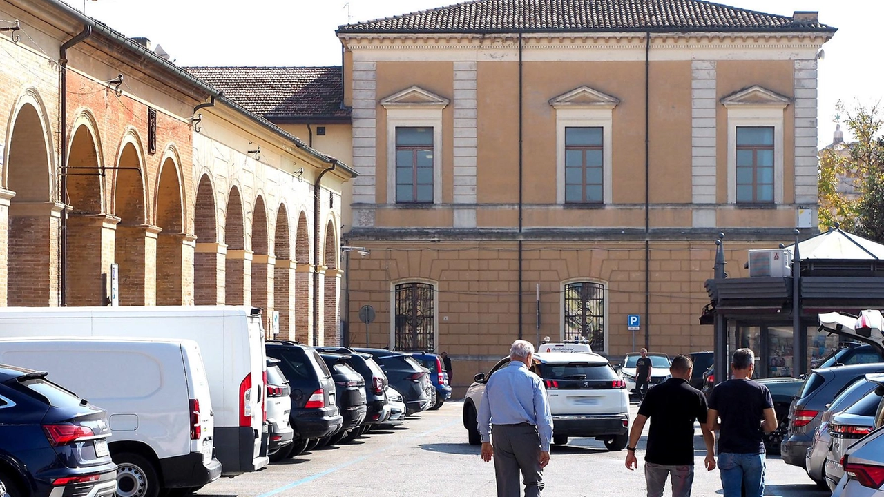 Santarcangelo, i timori dei negozianti sul progetto di pedonalizzazione avanzato dal Comune. Confesercenti e ’Città viva’: "Commercio in sofferenza, servono più posti per la sosta in centro".