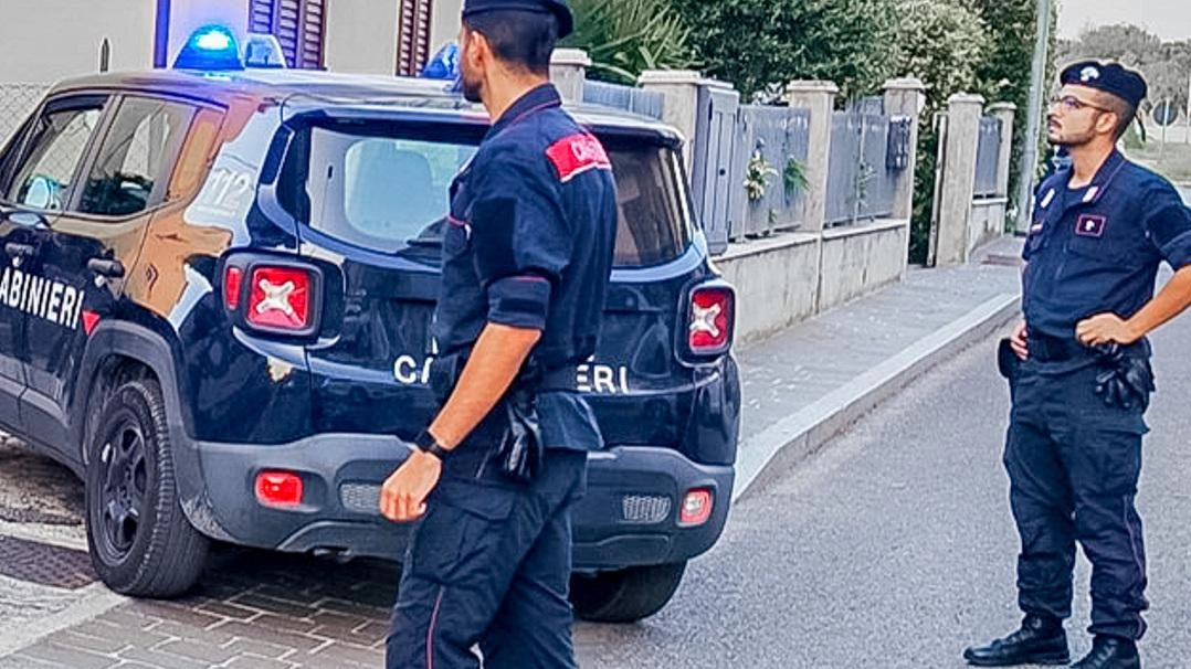 Un pregiudicato 63enne ruba fondo cassa in uno chalet a Porto San Giorgio, ma viene identificato grazie ai suoi tatuaggi visibili dai filmati di videosorveglianza. I carabinieri lo arrestano dopo una rapida indagine.