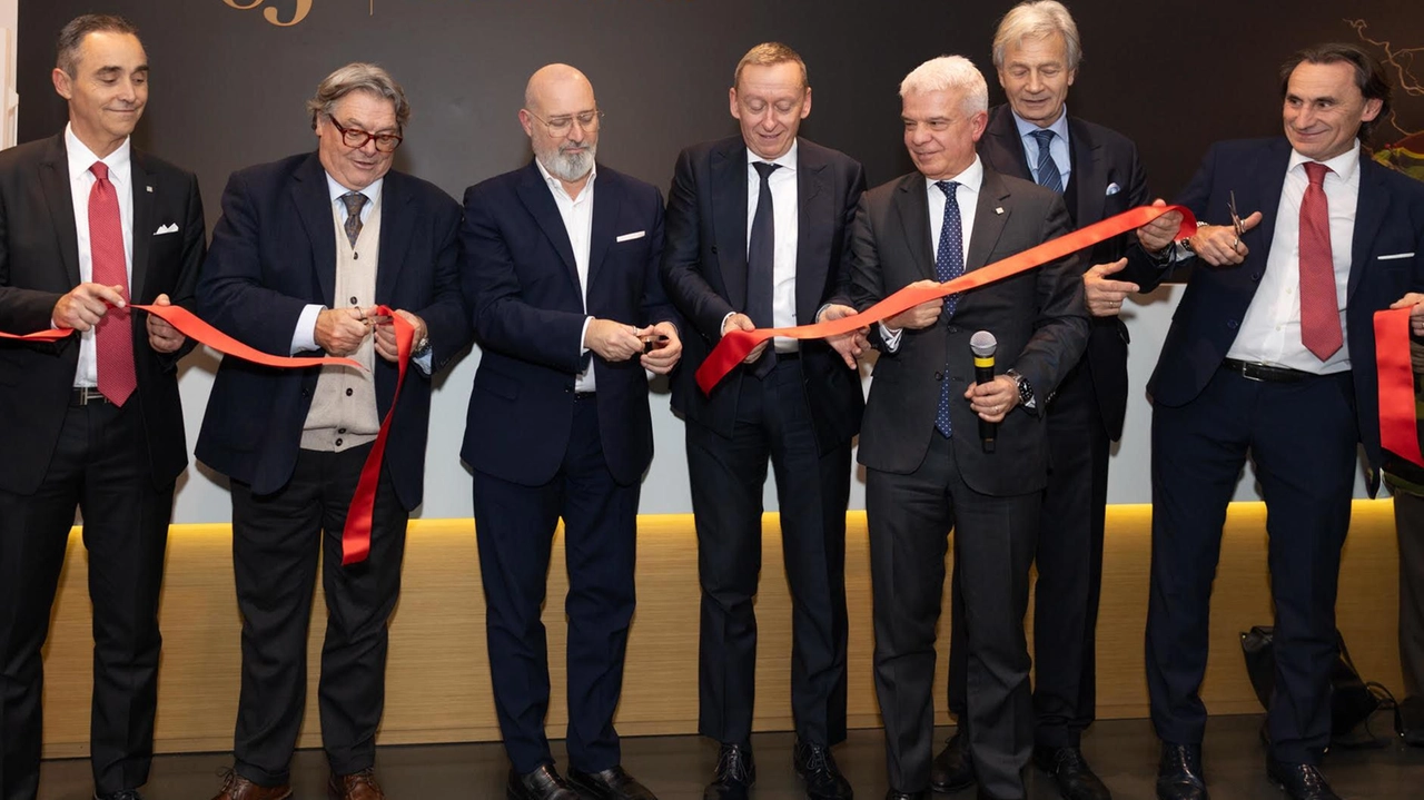 Sparkasse raddoppia in Emilia con l'apertura di una nuova filiale a Modena, caratterizzata da un'organizzazione innovativa e specializzata nella gestione del risparmio. Inaugurazione con personalità di spicco e prospettive di sviluppo nel territorio.