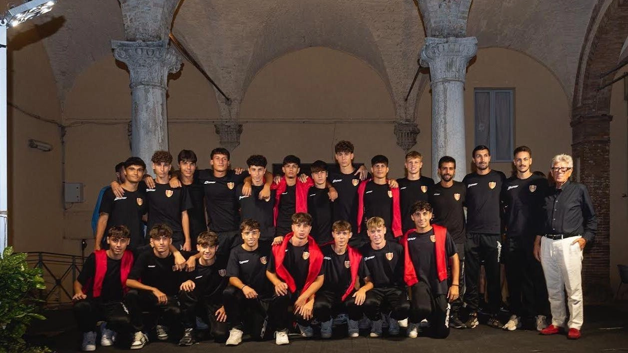 La juniores della Recanatese nel giorno della presentazione assieme al patron Adolfo Guzzini