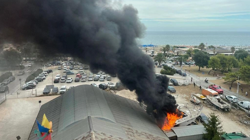 Allarme in una traversa del lungomare sud: si alza una colonna di fumo alta decine di metri. Complicate le operazioni di spegnimento: danneggiata anche un’altra imbarcazione.