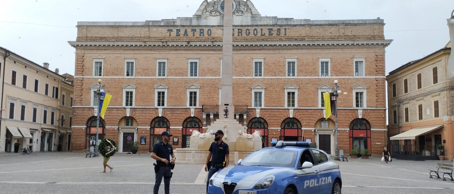 L'uomo, anconetano 51enne, è stato denunciato dalla polizia per minacce e lesioni personali. Per cacciarlo dalla casa della sorella gli aveva portato la valigia con tutti i suoi effetti personali