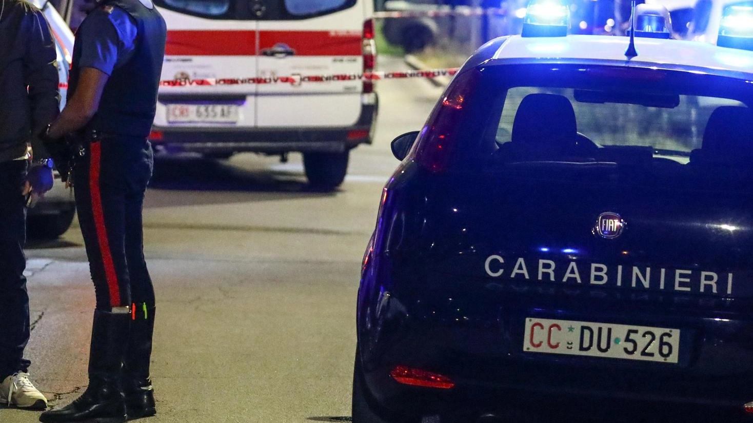 Sorprende il ladro d’auto e viene preso a pugni in strada