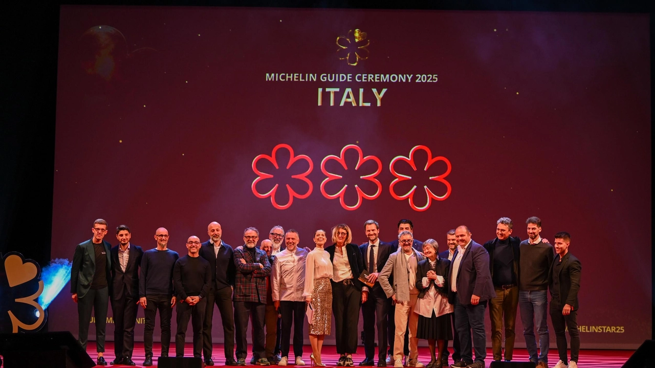 I 14 chef che hanno ottenuto le tre stelle Michelin sono stati insigniti ieri al teatro Pavarotti di Modena. Tra loro c’è anche Mauro Uliassi, senigalliese. Nel gotha c’è anche una new entry che è stata acclamata dal pubblico