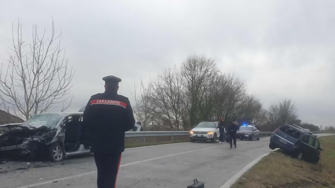 Frontale tra auto sulla Virgiliana. Cinque feriti, due sono gravi