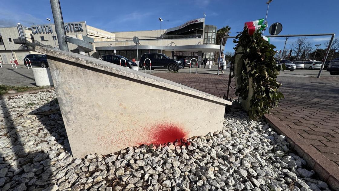 Caduti di Nassiriya. Imbrattata la lapide a Santa Maria Apparente