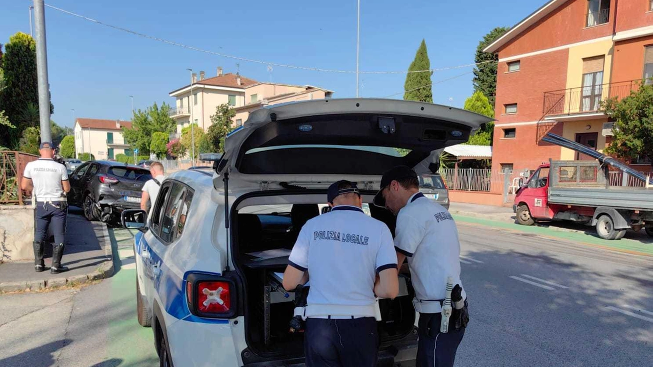 Anziano minaccia passanti con bastone e cane a Jesi: identificato dalla polizia locale, ha seminato sconcerto e paura. Residenti in allerta, raccomandata prudenza e segnalazioni alle forze dell'ordine.