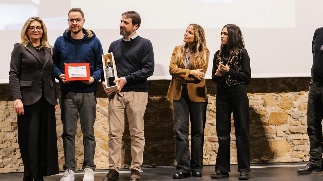 Il cortometraggio "Titanic" di Farnoosh Samadi vince il Premio Stamira e Nie Wiem al Corto Dorico, celebrando il cinema indipendente.