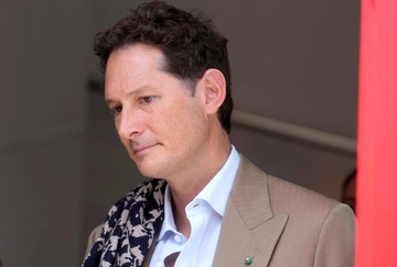 John Elkann: “Io e i miei fratelli abbiamo subìto violenze fisiche e psicologiche da nostra madre”