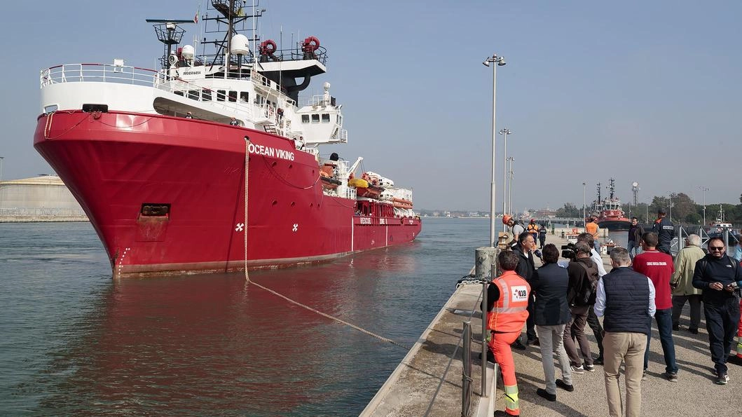 L’attracco della nave ’Ocean Viking’ al molo della Fabbrica Vecchia, la scorsa settimana (Foto Fabrizio Zani)