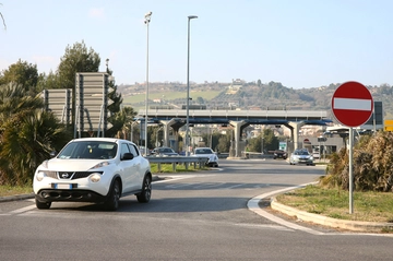 Incidente in A14, auto finisce su spartitraffico e vola fuori strada: cinque feriti