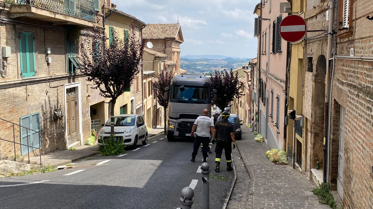 Il conducente del mezzo pesante non ha visto il cartello di divieto