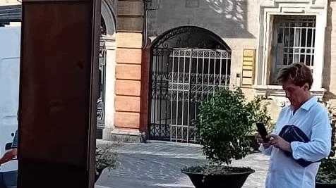 Lite per i cani in piazza. Arrivano i vigili urbani