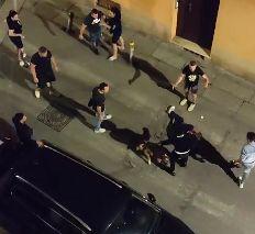 Rissa in zona universitaria a Bologna, caos in strada