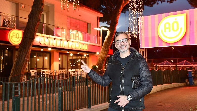 Luciano Colono davanti all’insegna del suo nuovo locale che aprirà il 19 dicembre