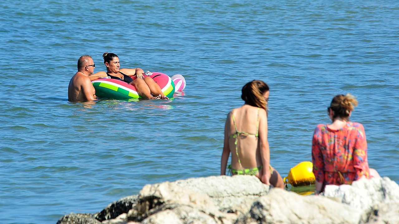 Bagni consentiti in tutto il mare di Pesaro: revocati tutti i diveti di balneazione