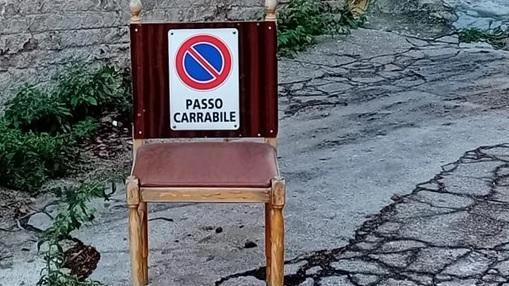 In caso di carenza di parcheggi ognuno si arrangia come crede. A volte lo si fa ricorrendo anche a...