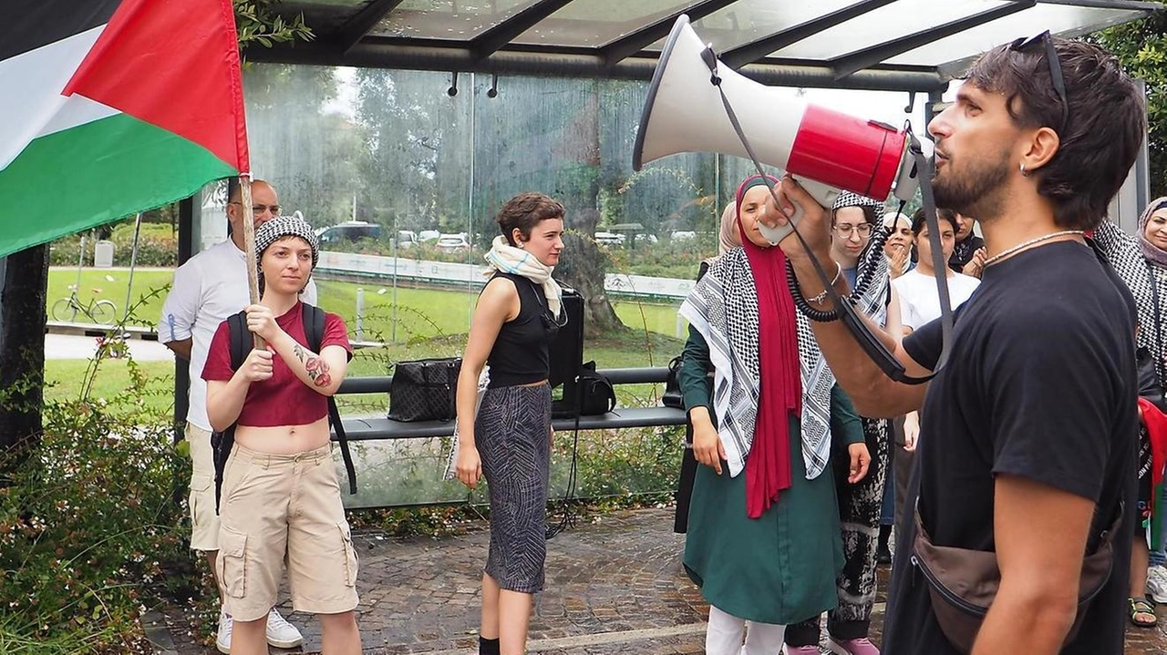 Un presidio del collettivo 'Rimini con Gaza' ha protestato pacificamente davanti alla Fiera durante l'inaugurazione del Meeting, per sensibilizzare sulla questione palestinese. Partecipanti sorvegliati dalle forze dell'ordine, seguendo l'intervento del patriarca di Gerusalemme Pizzaballa.