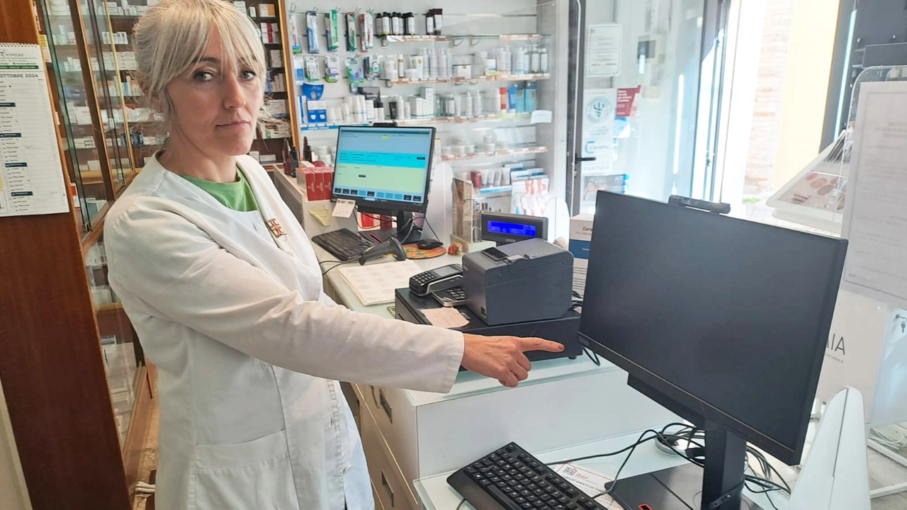 La farmacista Moira Rosini, vittima della tentata rapina, mostra il pc buttato a terra