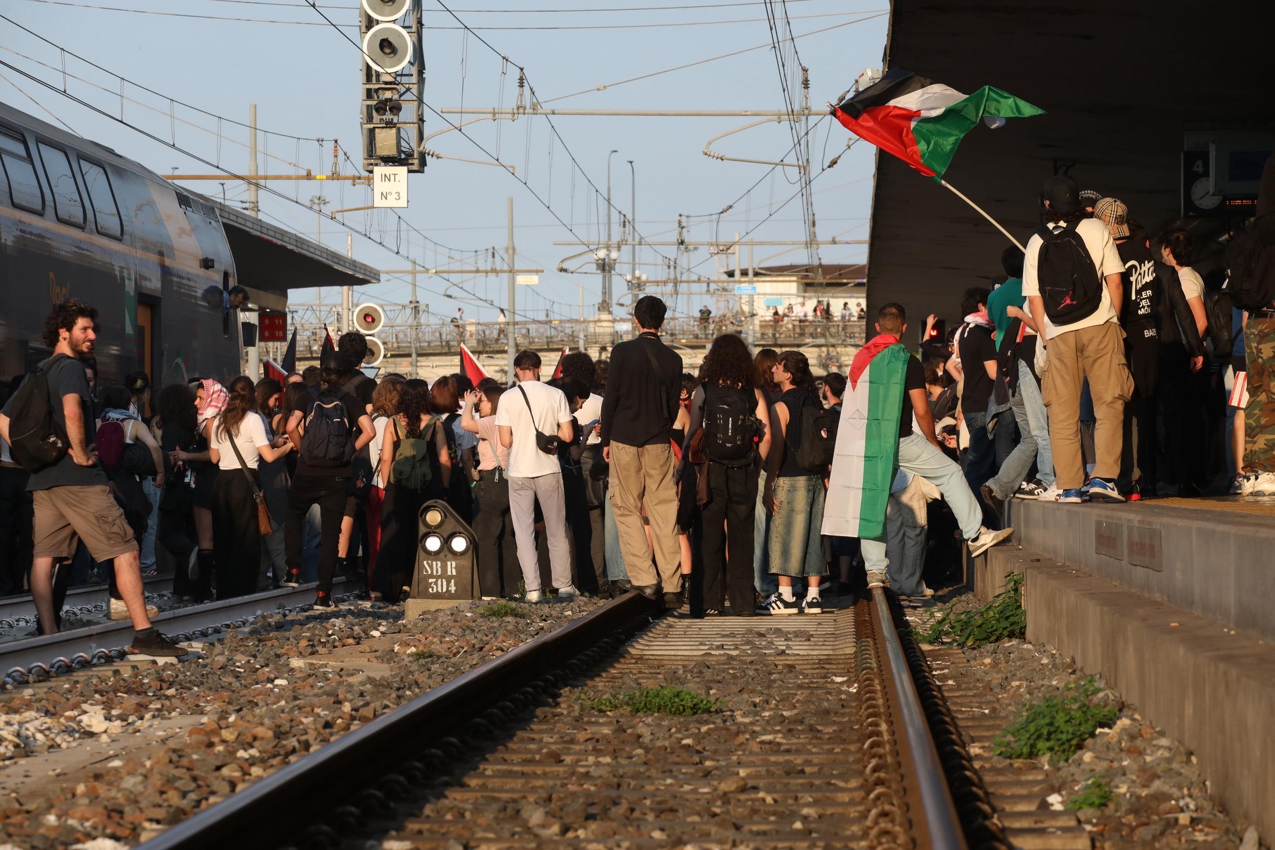 Corteo Pro Palestina A Bologna Centinaia Di Attivisti Occupano I Binari Treni Cancellati E Ritardi