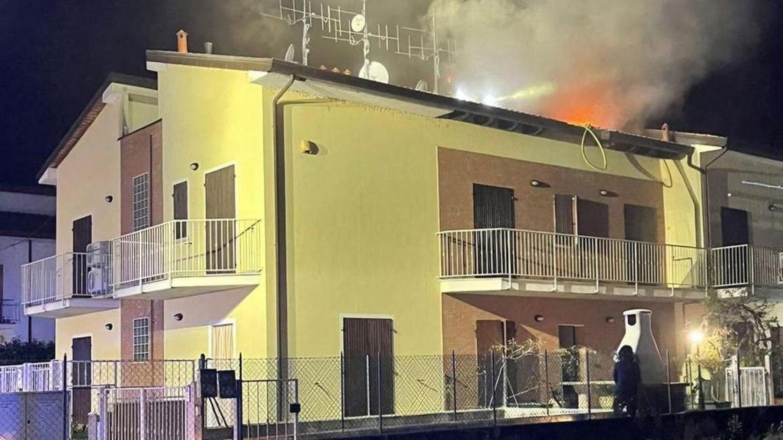 Paura per due incendi. Fiamme sui tetti di villette. Evacuata una famiglia