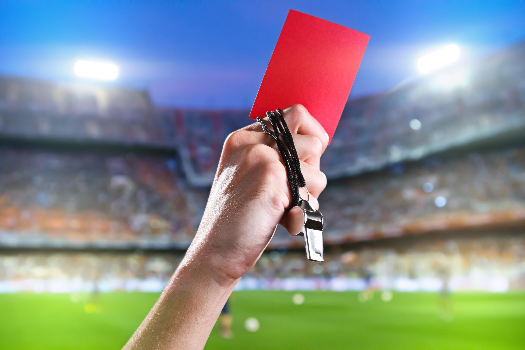 Calcio e violenza: espulso per proteste in campo, minaccia l’arbitro con una mazza