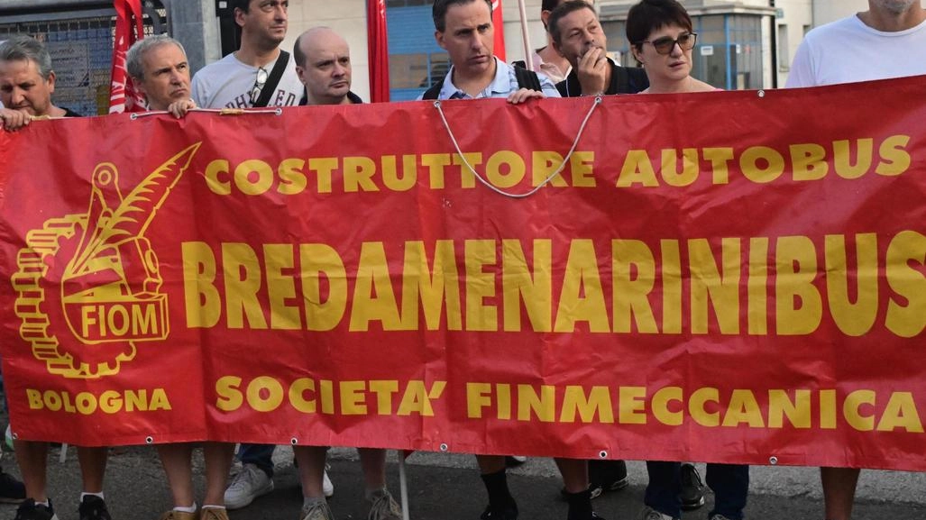 Manifestazione davanti ai cancelli della sede di via San Donato