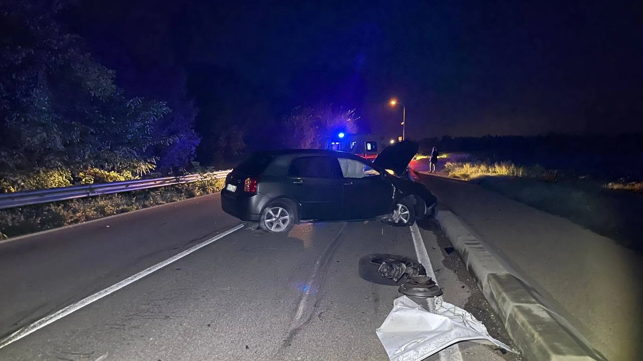 Lo schianto nella notte in via Saliceti a Bentivoglio