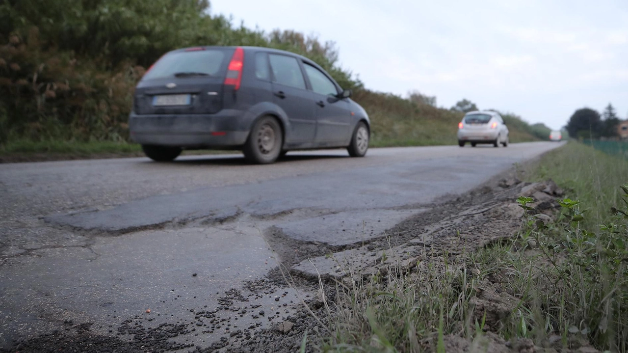 La strada vedrà aumentare il traffico con la chiusura di via Stradone per i lavori al cavalcavia. I residenti: "L’idea di percorrerla, e con la prospettiva della brutta stagione, ci preoccupa".