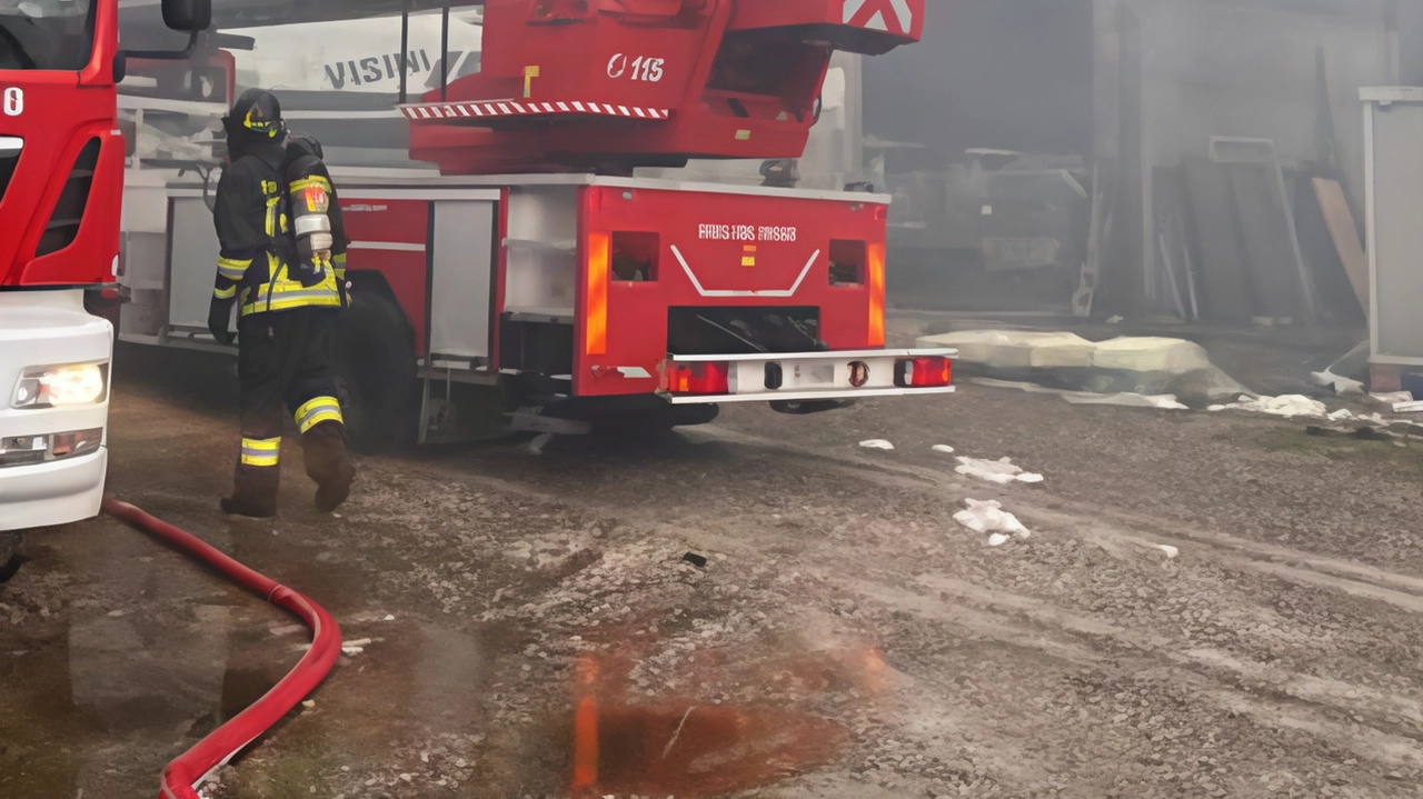 Incendio distrugge magazzino a Cavriago, ma grazie all'intervento tempestivo dei vigili del fuoco sono stati salvati altri edifici e fienili. Nessun ferito, danni ingenti da chiarire.