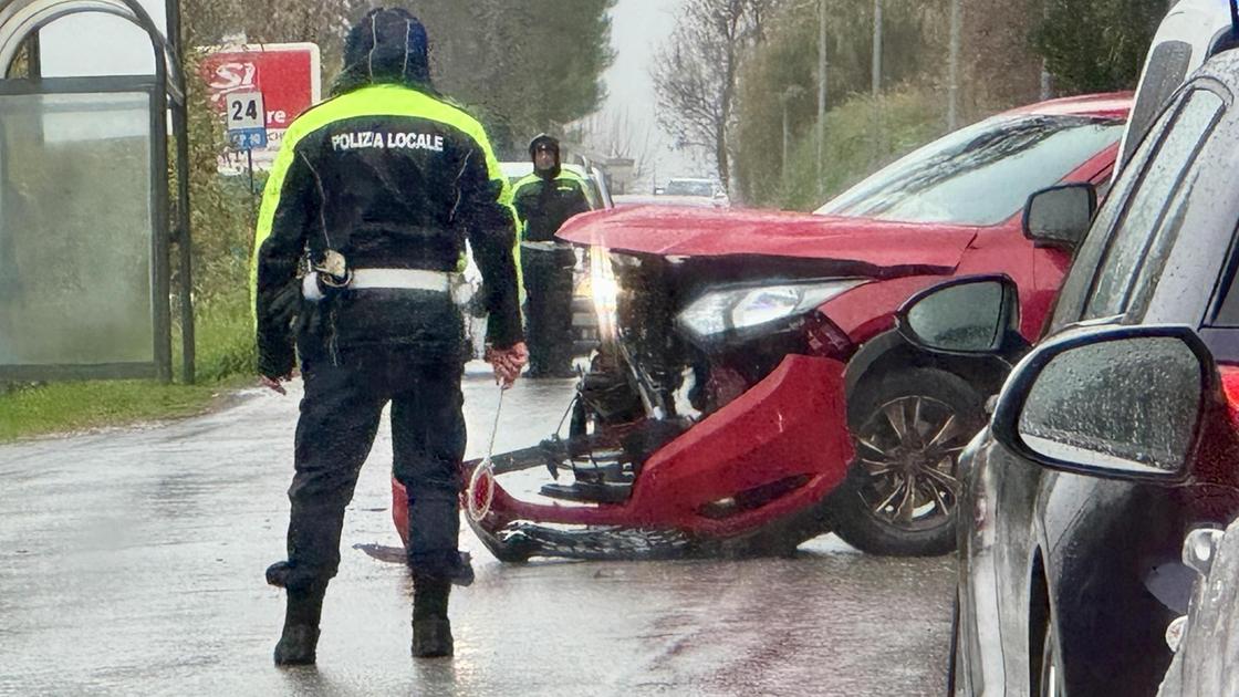 Scontro tra due auto, traffico in tilt lungo la provinciale