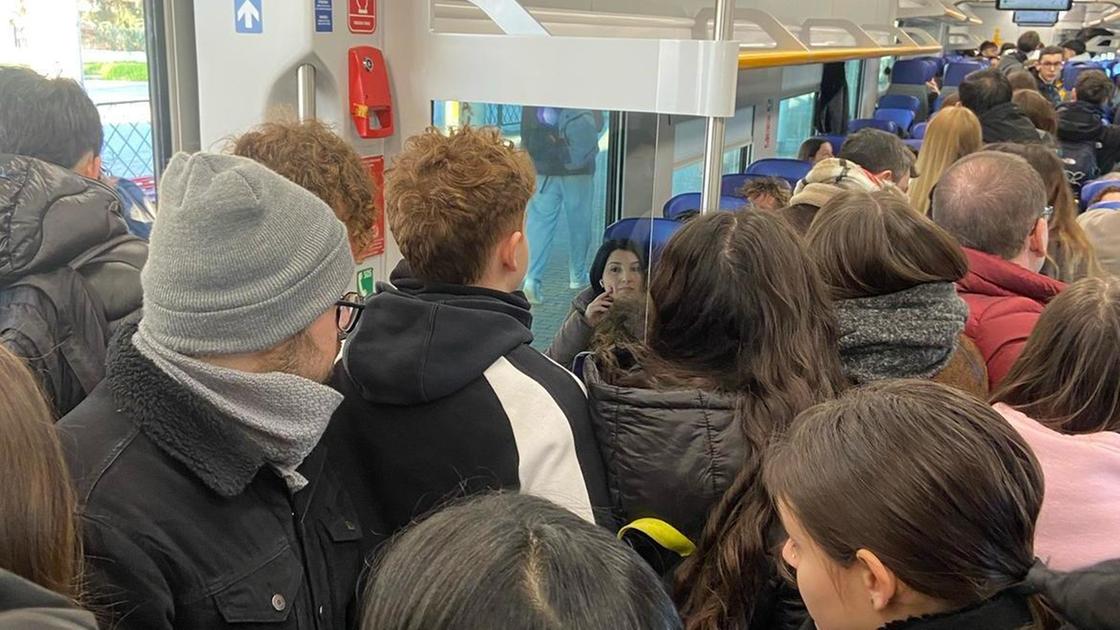 "Treno per Bologna, passeggeri stipati"