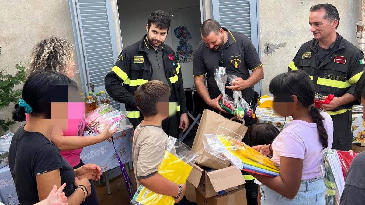 Sorpresa, arrivano i vigili del fuoco. In regalo quaderni, matite ed emozioni