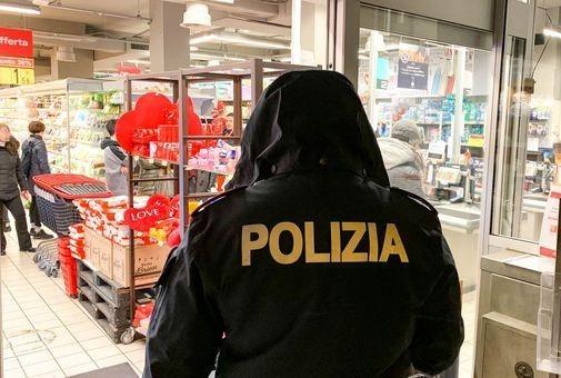 Ruba alcolici al supermercato e fugge