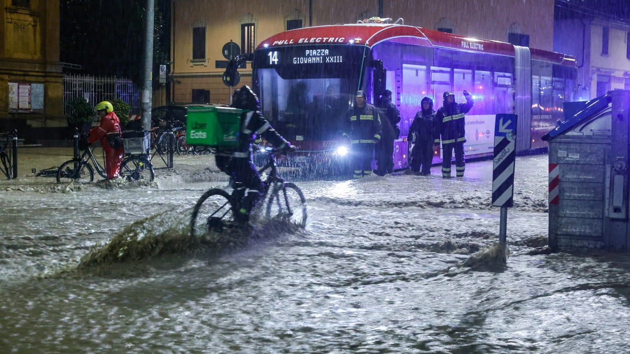 Strade allagate a causa dell'esplosione del Ravone