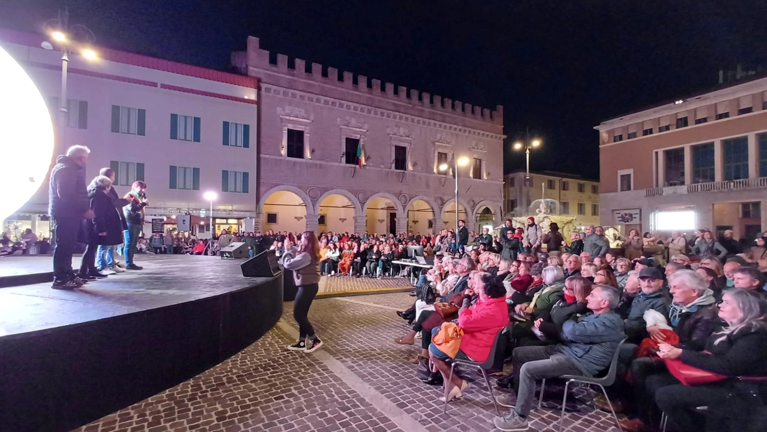 E il teatro amatoriale fa il pieno. Debutto fortunato per la rassegna ospitata sul palco della Biosfera, con 300 spettatori. Addio maxipalco, pista di ghiaccio, casette e guerra alle auto: ecco le idee del sindaco