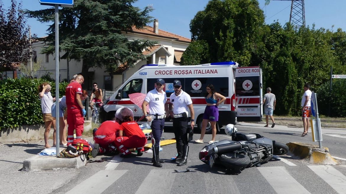 Il 54enne fanese era con il bambino in sella a una Yamaha, quando la Jeep che sopraggiungeva da via Pertini ha urtato la moto, facendoli cadere. Entrambi sono stati portati in ospedale in codice rosso