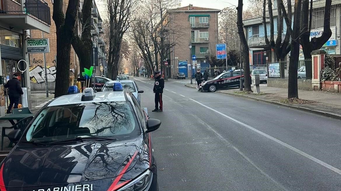 23 grammi di hashish sequestrati in via Eritrea, nascosti in un pacchetto di sigarette tra il battistrada e un’aiuola. Indagini in corso per identificare il pusher. La droga sarà depositata presso l’ufficio corpi di reato della Procura reggiana.