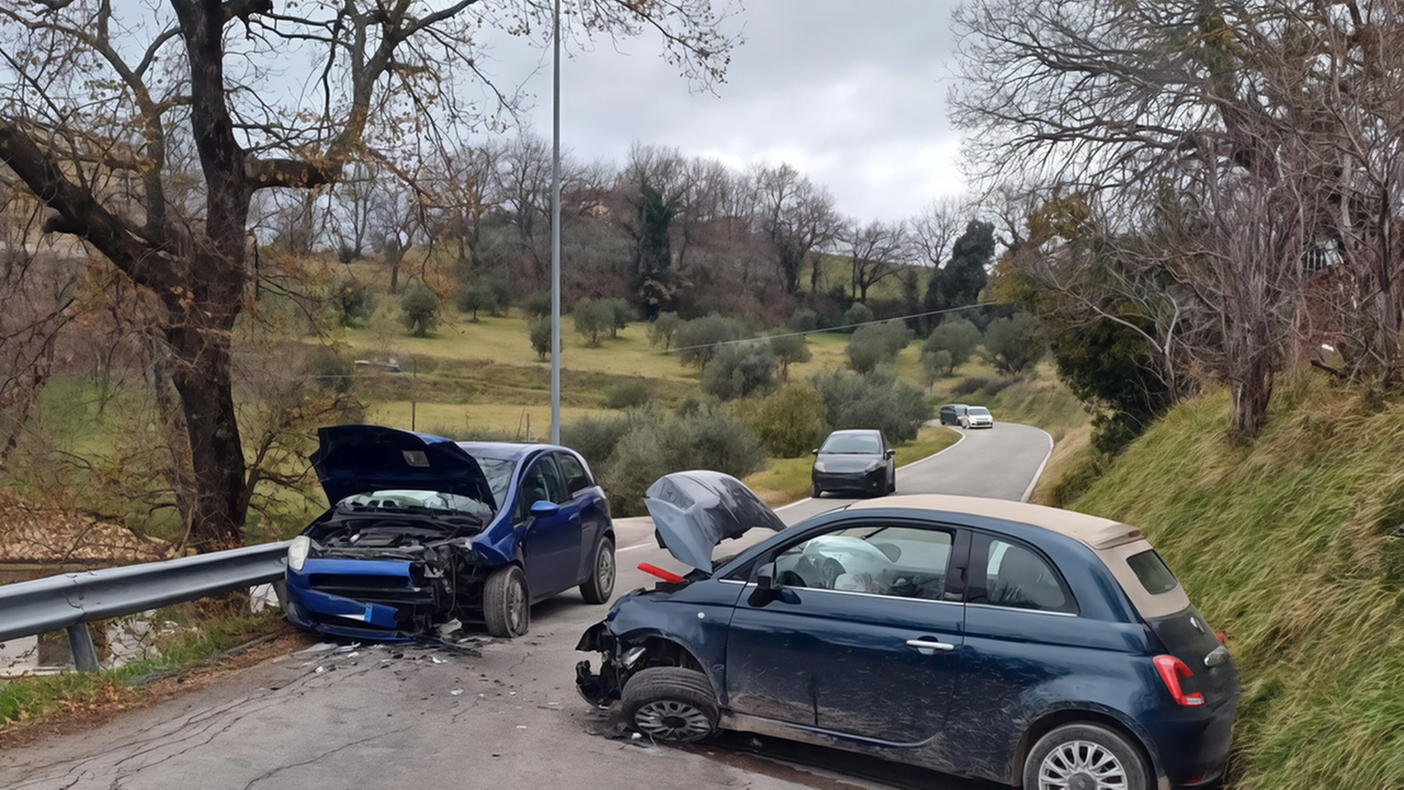 Schianto tra due auto, in due finiscono all’ospedale. L’incidente è avvenuto ieri alle 14.15, in via Padre Igino Cicconi, lungo...