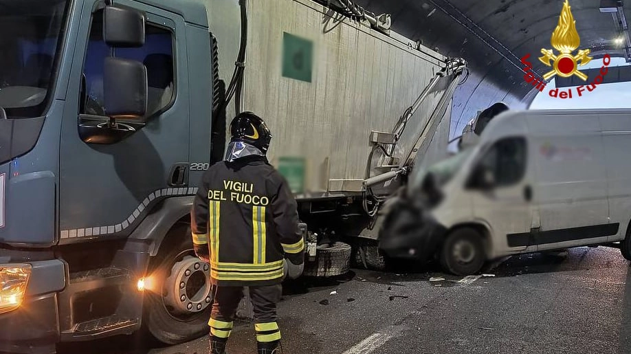 L'incidente in galleria in A14 che ha fatto registrare la paralisi del traffico