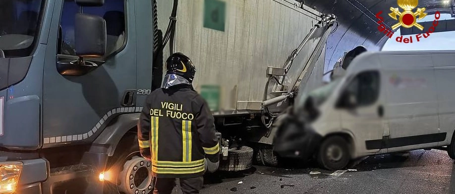 Lo schianto ha visto coinvolti un’auto e un camion, al km 302 in direzione nord, tra Val Vibrata e Grottammare, in territorio di San Benedetto del Tronto