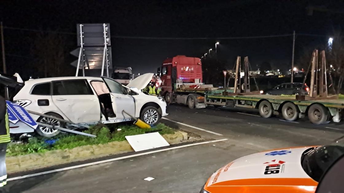 Scontro tra auto e camion a Mirandola, grave un bambino