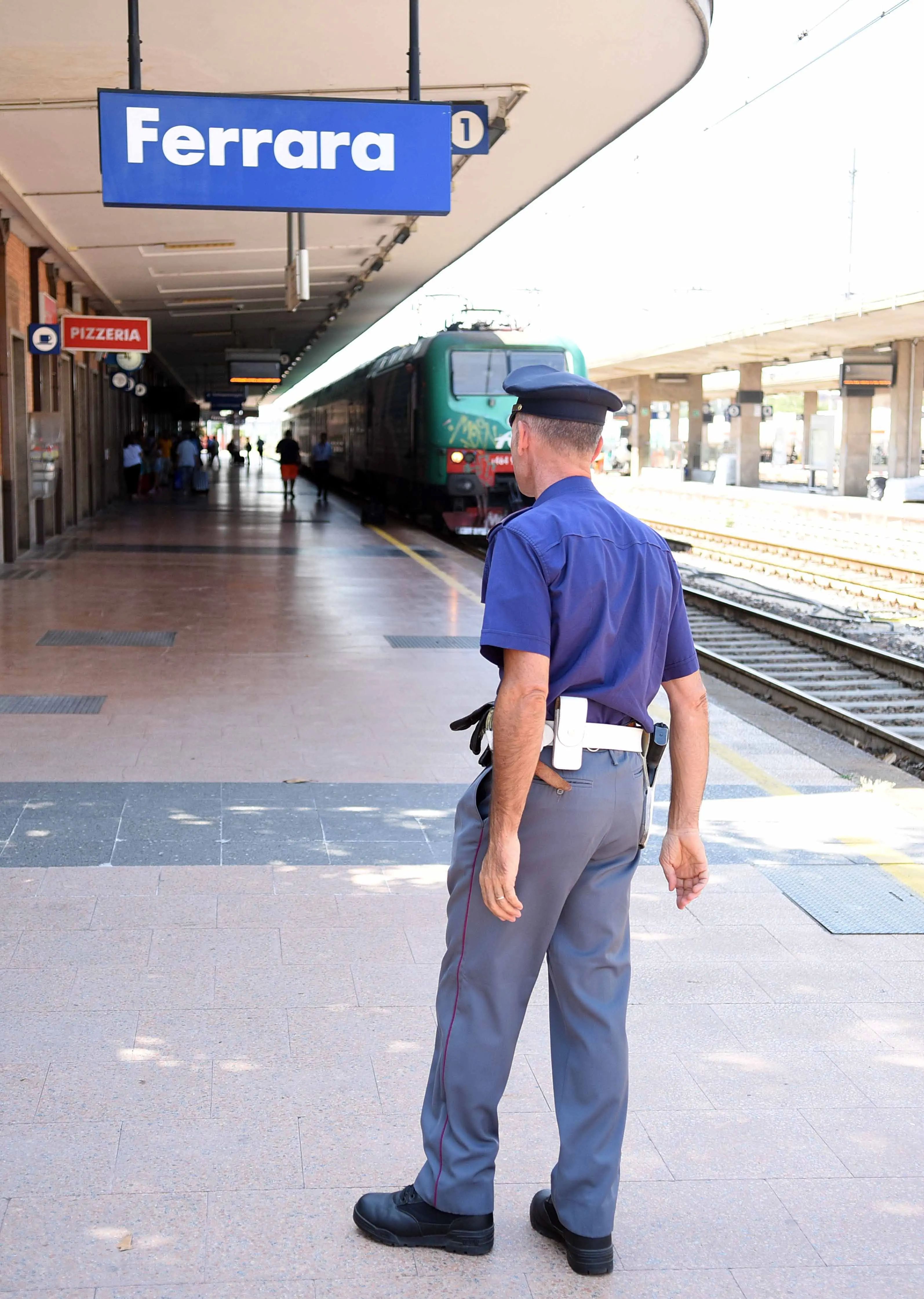 Rubano rame dalla ferrovia, disagi e treni cancellati