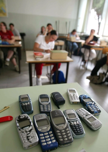 Telefonini vietati a scuola a Rimini, alle elementari già incollati allo schermo