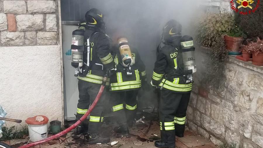 Incendio in casa a San Lorenzo in Campo, famiglia in salvo